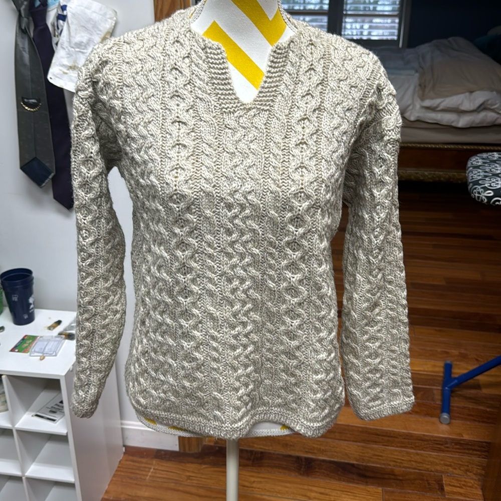 Pure Wool sweater like new. Size M. Made in Ireland. Smoke/pet free home.